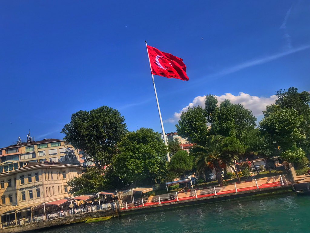 Con_Asturias's tweet photo. Tras 5 días aprendí: qué Estambul no duerme, qué turco no es sinónimo de guapo, qué si vuelves al hotel con hambre después de haber encontrado de camino tropecientos mil puestos de fruta, otros tantos de palomitas y Kebabs a rodar.... siempre puedes camelar al recepcionista https://t.co/pVkqde7jiM