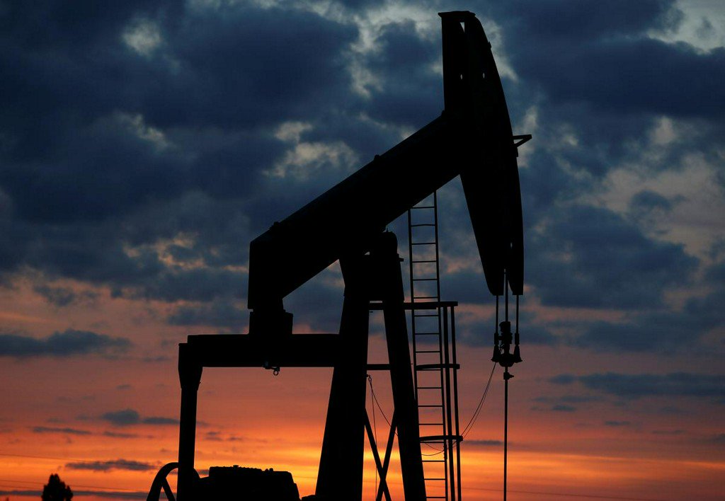 Oil gains after U.S. stockpiles drop, rigs evacuated reuters.com/article/us-glo…