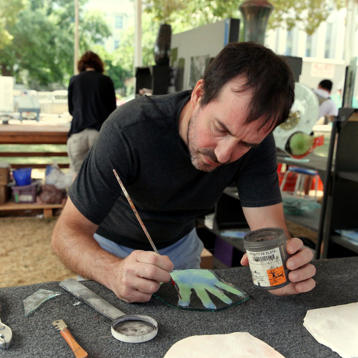 Jordi Traveria, vidrier i ceramista, va participar l’estiu passat al <a href="/SmithsonianFolk/">SmithsonianFolklife</a> . Ens explicarà la seva experiència en el documental que es rodarà aquest dissabte a #Alpens i que podrem veure aquesta tardor. 

ℹ jorditraveria.com

#artesaniaCat #SetmanadArtesania2019