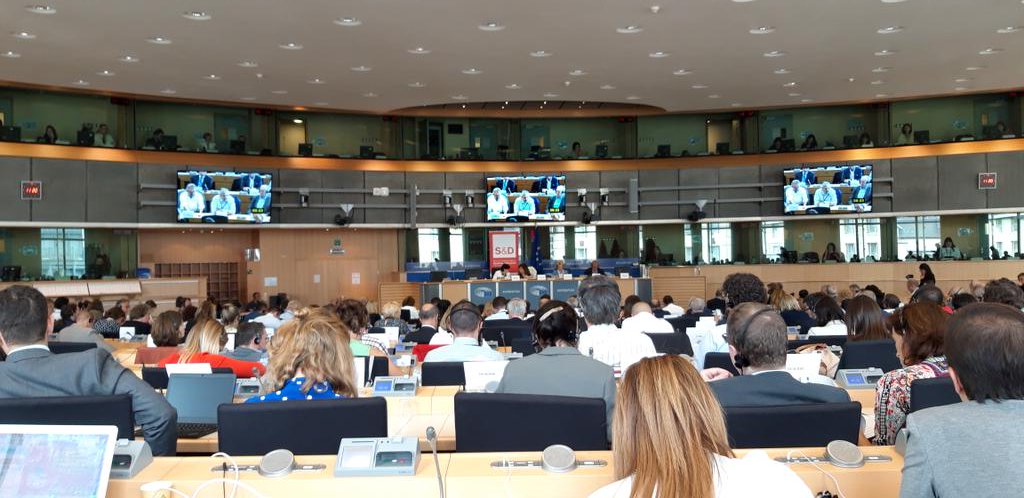 PascalVerdeau's tweet photo. Ursula von der Leyen se prononce pour une baisse de 50% des émissions d' ici 2030, avec une reconversion  sur le plan de l'industrie. Un député lui demande de mettre ses engagements par écrit avant le vote en plénière. #pe https://t.co/LLYOWVKmtb