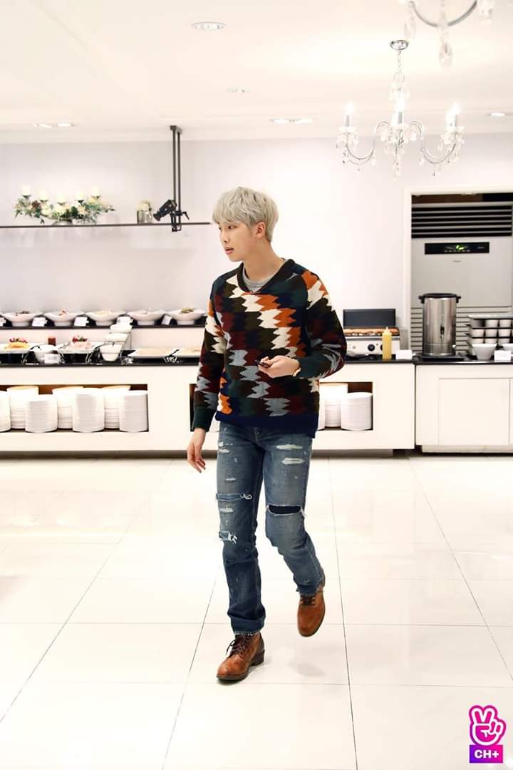 hathunguyen53's tweet photo. [VLIVE CH+] Behind The Scene Photos of RM from Run BTS Ep.78

#RUNBTSEP78
#RM 
#KimNamjoon https://t.co/9QQwzzAopn