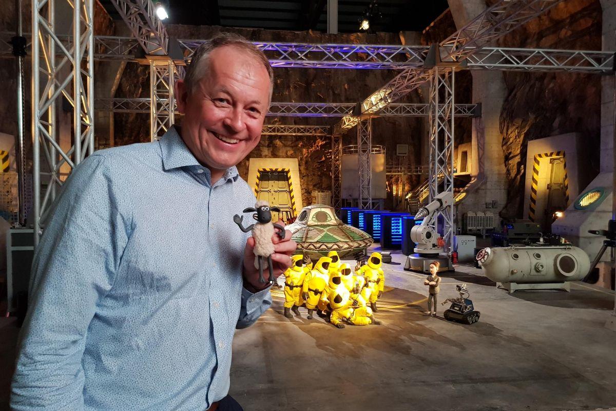esa's tweet photo. David Parker, ESA's Director of Human and Robotic Exploration, visited @aardman earlier this week. Are ewe you ready for an extraterrestrial adventure with @shaunthesheep? https://t.co/ilojxvdFH1