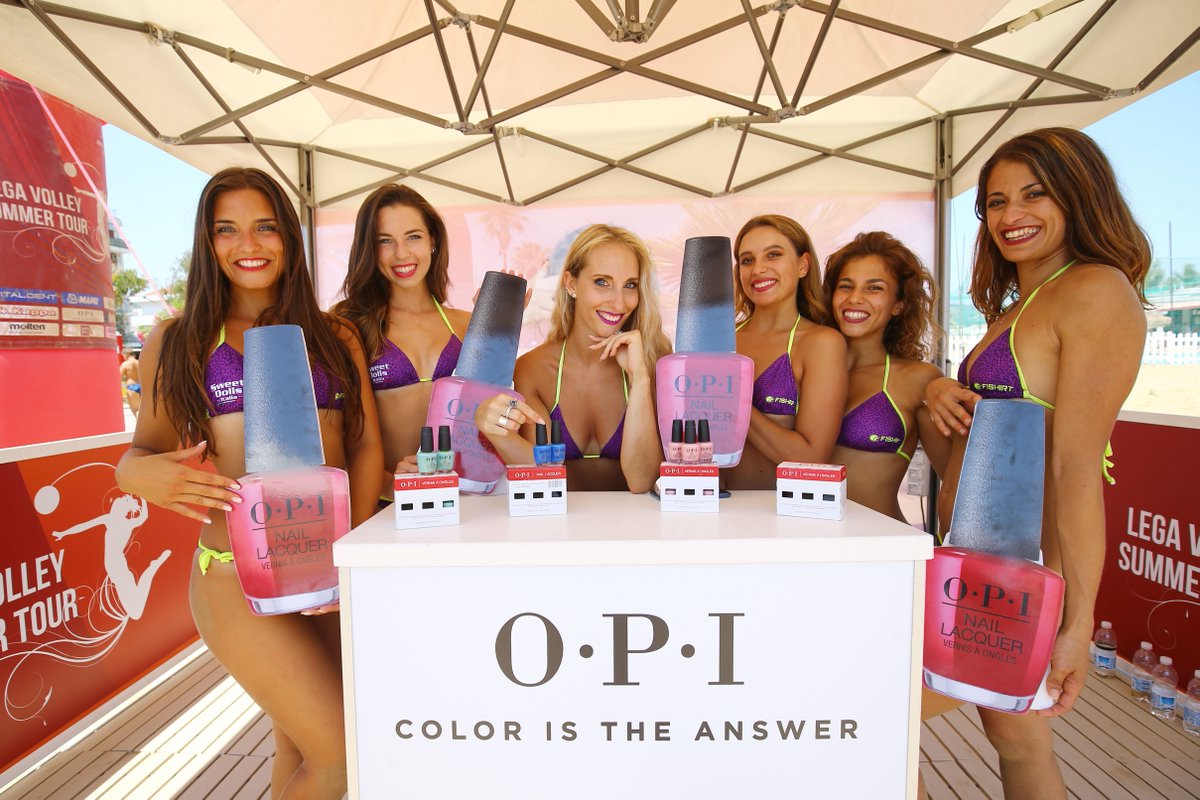 LegaVolleyF's tweet image. 🏐⛱ Non sappiamo di che colore fosse l'umore delle nostre bellissime #SweetDollsItalia, ma grazie a @OPI_Italia hanno trovato lo smalto giusto per loro! 💅

Scegliete il colore che fa per voi sabato e domenica a @TweetRiccione ☀ #coloristheanswer  

#LVST19 #iLoveVolley