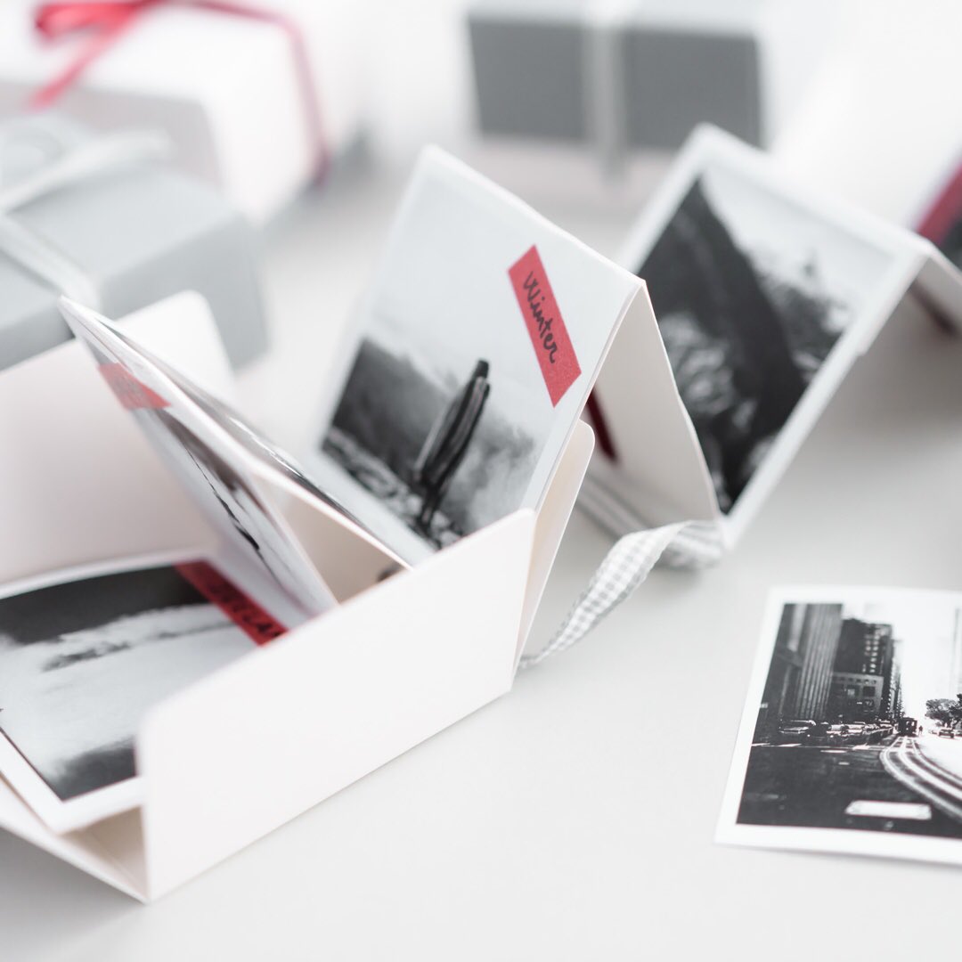Álbum de fotos en forma de acordeón en cajita. Una manera original de guardar y mostrar las fotos de las #vacaciones 📸 éste fue el post que hicimos para el blog de <a href="/SelfPackaging/">SelfPackaging</a> selfpackaging.es/blog/caja-foto…