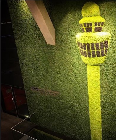 Met mos kunnen we alles! 💪#kantoorinterieur #kantoorstyling #mosswallart #mosswall #mossproject #interieurstylist #interieurdesign 
#preservedmoss #groenewand #plantsofinstagram #groenkantoor #greenoffice #moswand #moswanden #verticaletuin #plantenwand #plantenmuur #handmade