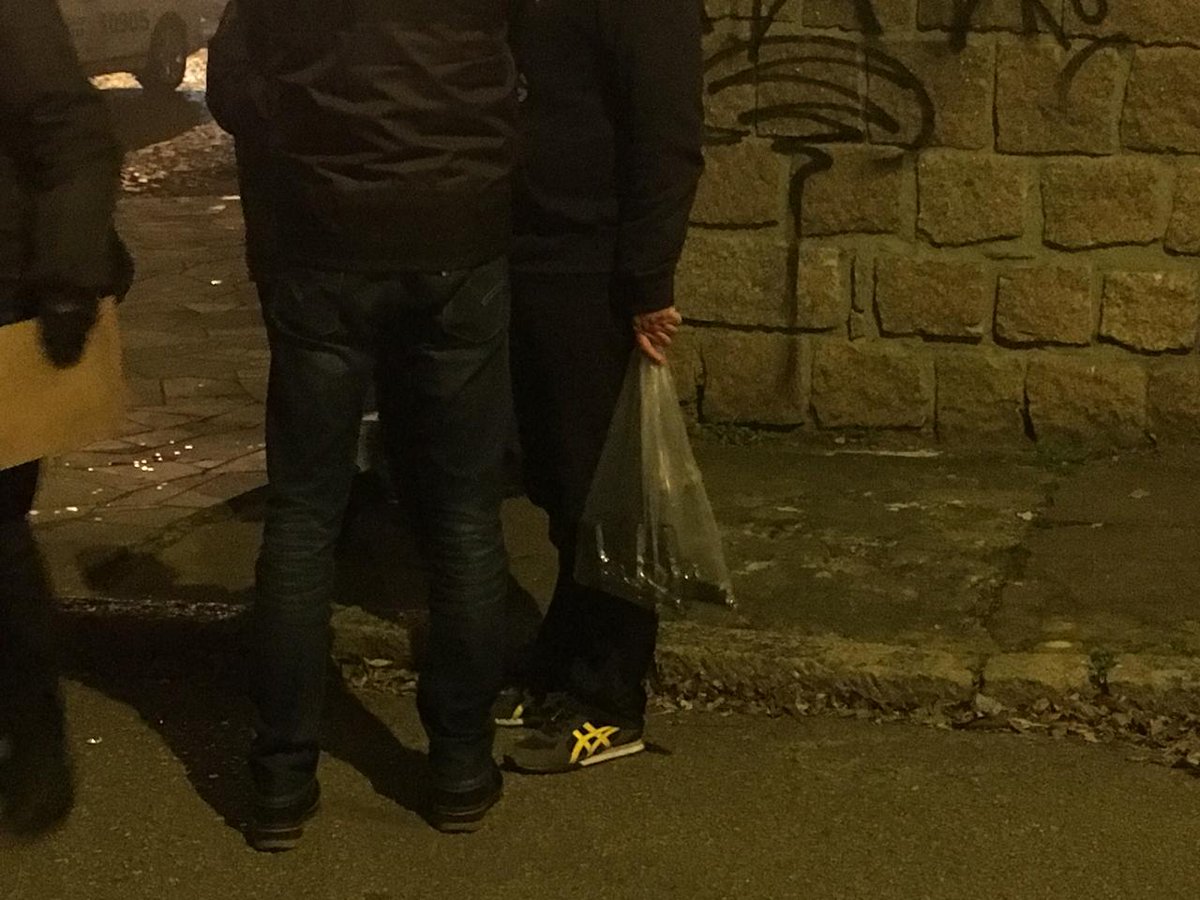 LaisDapper's tweet photo. @bandrs Quando chegaram em frente à praça Guia Lopes, os criminosos atiraram contra o carro da polícia. Gustavo de Azevedo Barbosa Júnior, de 26 anos, foi atingido com um tiro na cabeça e não resistiu. Os três homens conseguiram fugiram a pé e a mulher foi detida. @bandrs https://t.co/5oLZTHGv80