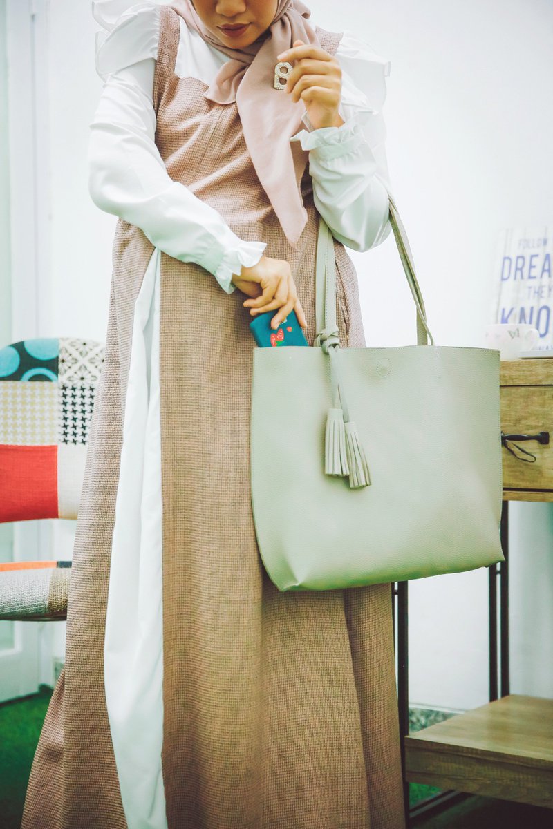 Hamil bukan halangan untuk tampil profesional saat bekerja, seperti <a href="/gegetasya/">Anastasia Gege</a>. #HIJUPsquad yang berprofesi sebagai Head of Public Relation ini tetap bisa tampil stylish dalam balutan long dress. Ikuti gayanya dan WhatsApp kami di no. 0811-1701-077 untuk berbelanja.
#myHIJUP