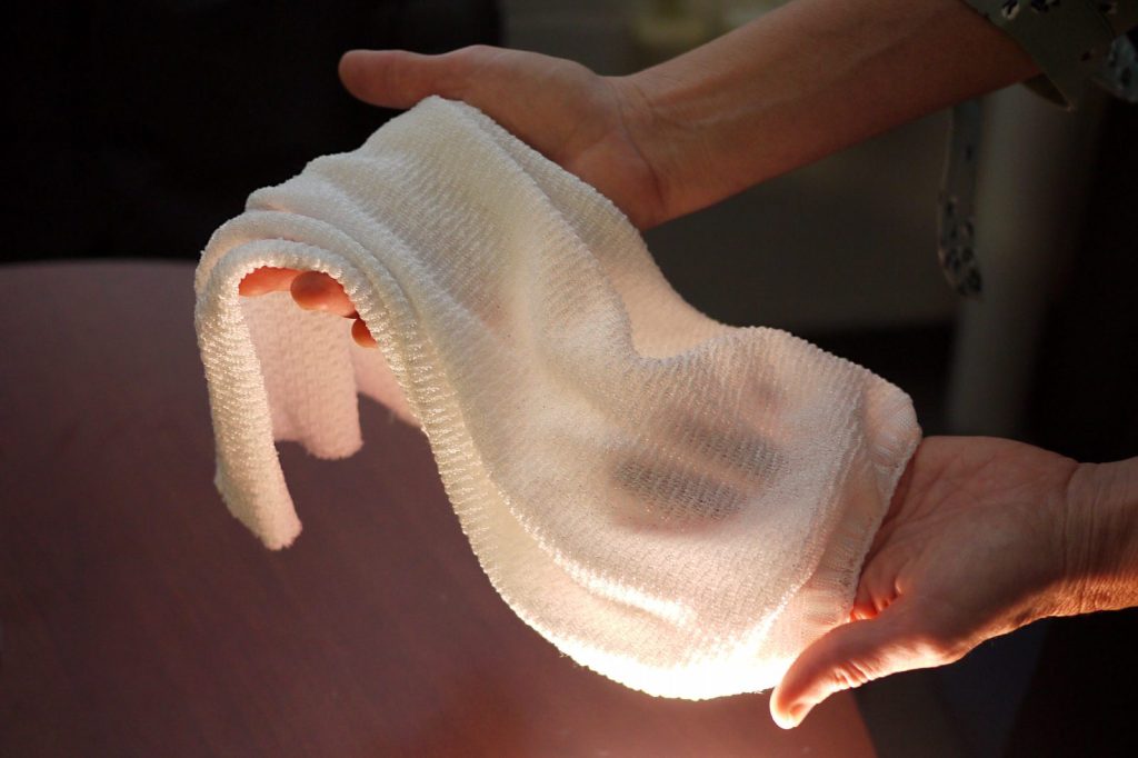 TeTex_com's tweet photo. First Fabric to Automatically Cool or Insulate https://t.co/DGUgdBjrqt https://t.co/gxQ8kMjZ6H