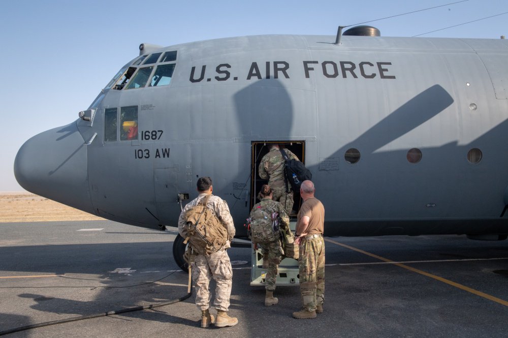5472_nde's tweet photo. #USAF #ANG Air National Guard C-130 Hercules at Ali Al Salem Air Base, #KUWAIT before departing for an undisclosed location in Southwest Asia. 07.08.2019 #386th Air Expeditionary Wing
Photo by Tech. Sgt. Michael Mason https://t.co/VbgYHinsjr