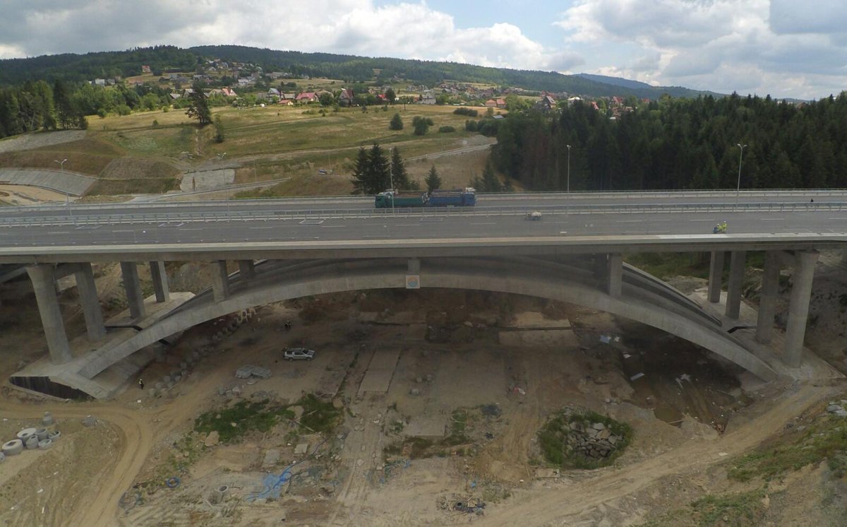 BridgeDept_K's tweet photo. Rozpoczęło sie próbne obciążenie lewej jezdni obiektu nr 18. jest to główny obiekt realizowanego w ramach #S7 #Zakopianka węzła drogowego #WęzełSkomielna https://t.co/F0OwtO0tDn