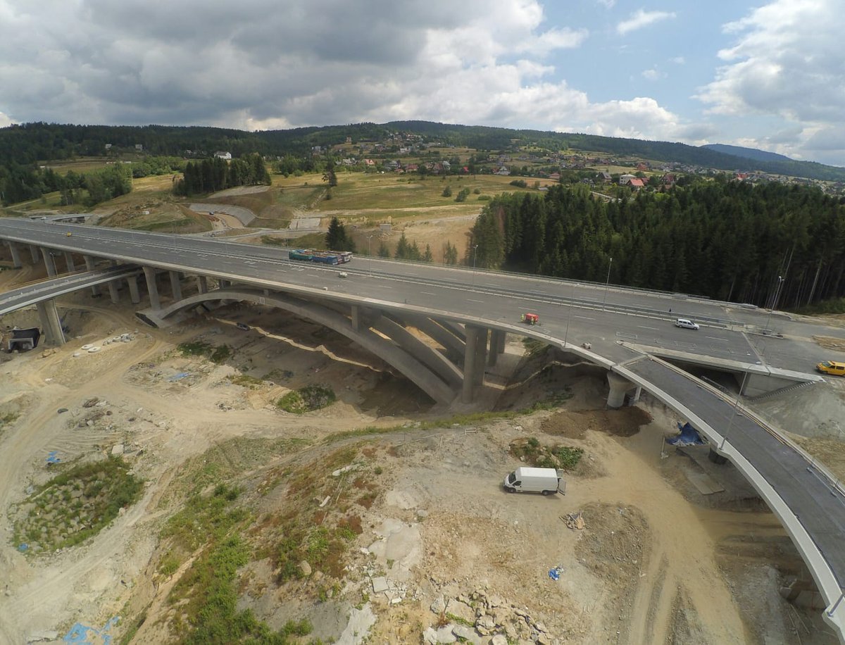 BridgeDept_K's tweet photo. Rozpoczęło sie próbne obciążenie lewej jezdni obiektu nr 18. jest to główny obiekt realizowanego w ramach #S7 #Zakopianka węzła drogowego #WęzełSkomielna https://t.co/F0OwtO0tDn