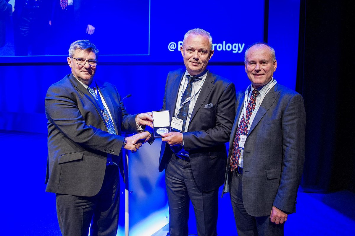 OLVZaalst's tweet photo. Proficiat @alexmottrie voor de St Paul's Medal die werd toegekend op de jaarvergadering eind juni 2019 van de Britisch Association of Urology Surgeons #BAUS19 - https://t.co/4TcqRmJkRd - #urologie #topinzorg #aalst #olv #orsi https://t.co/Q8fb9WaKTw