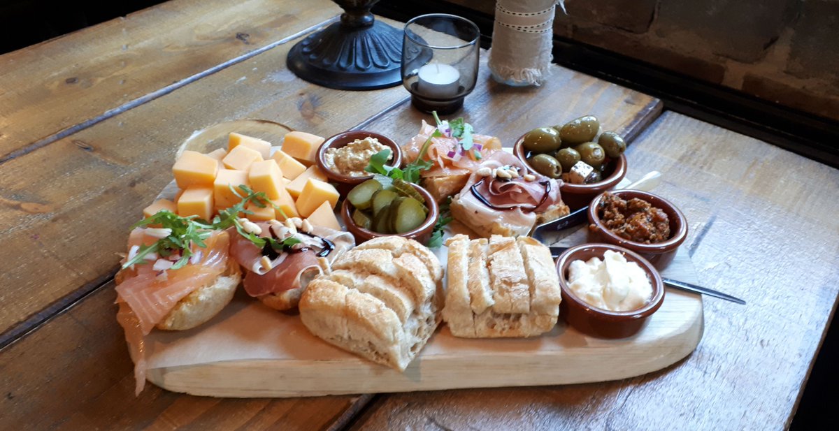 Gezellig bijkletsen samen met vrienden, vriendinnen en/of collega's? Doe het onder het genot van een luxe DLC borrelplank en geniet van heerlijke broodjes en kleine hapjes! Reserveer alvast je plekje voor dit weekend. owl.li/Hm0F30p68Jd