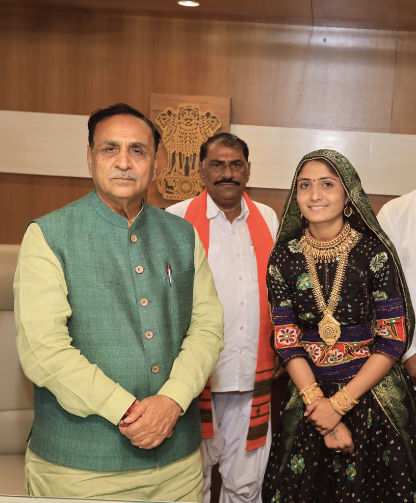vijayrupanibjp's tweet photo. It was wonderful meeting with the Gujarati folk singer Geeta Rabari. https://t.co/RABHMibbnP