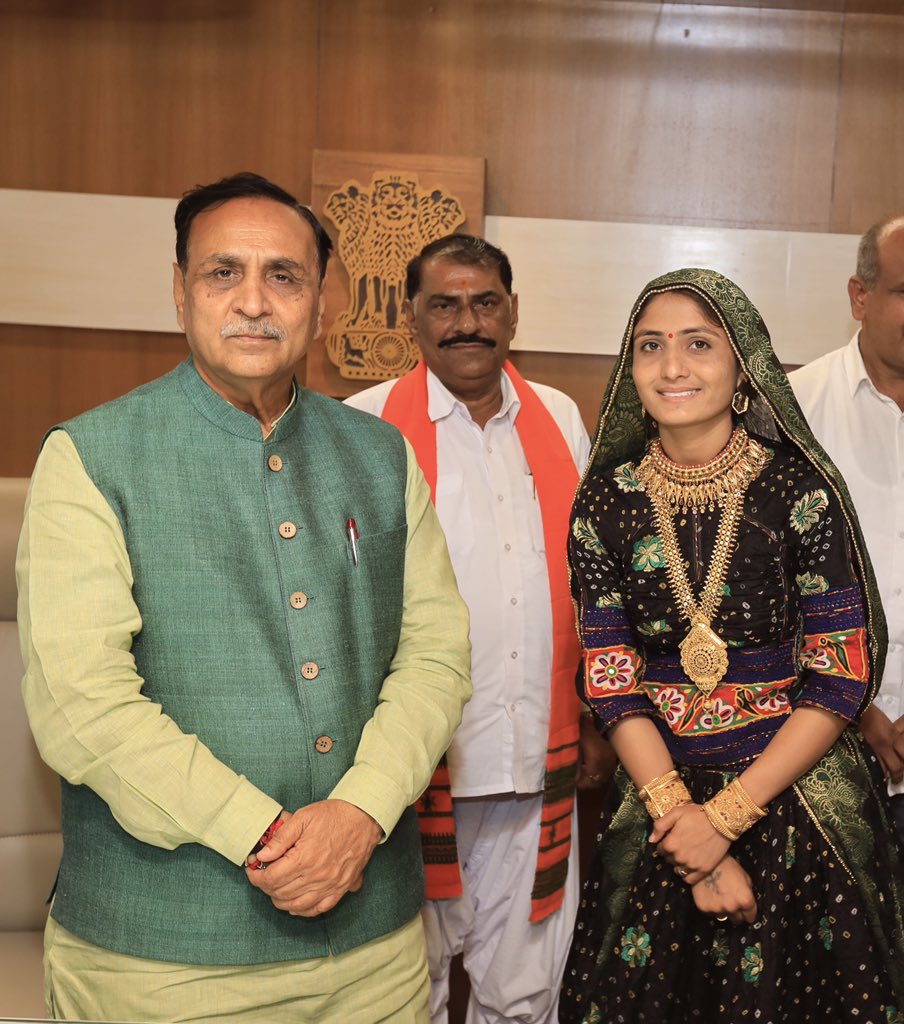 vijayrupanibjp's tweet photo. It was wonderful meeting with the Gujarati folk singer Geeta Rabari. https://t.co/RABHMibbnP