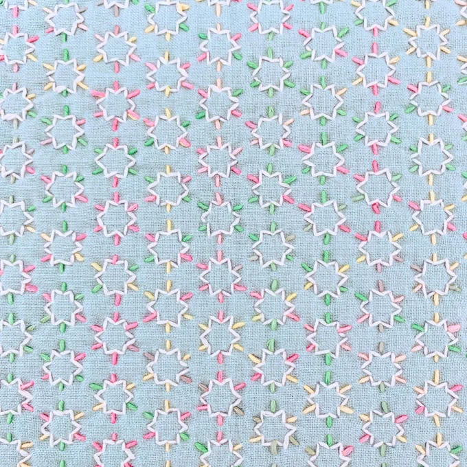 こんぺいとうが出来上がりました
刺し子はまだ2枚目だけど、チクチクと仕事の合間に少しずつ刺してるだけでもとても楽しいです
これはオリムパスさんのこんぺいとうという柄がプリントされた布に刺しました?
#刺し子 #こんぺいとう 