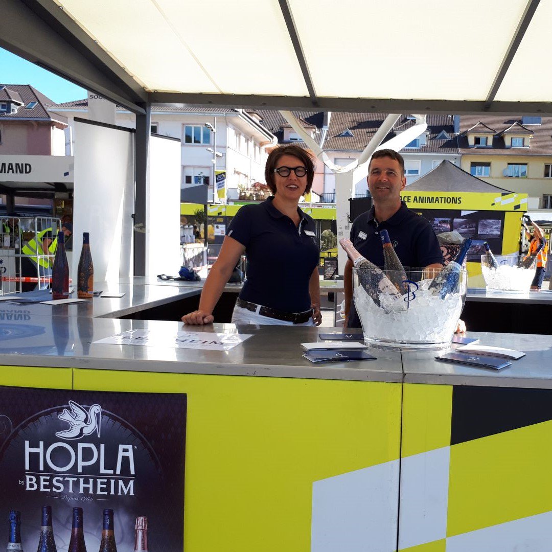 En direct de Saint-Dié-des-Vosges avec Nathalie et JF Lallemand 🚲🍾 Le Tour de France 2019 arrive aujourd’hui en #Alsace 🥳 Une belle fête populaire et l’occasion pour nous de faire découvrir nos Vins et Crémants d'Alsace 🍇#DrinkAlsace #AlsaceRocks <a href="/LeTour/">Tour de France™</a>