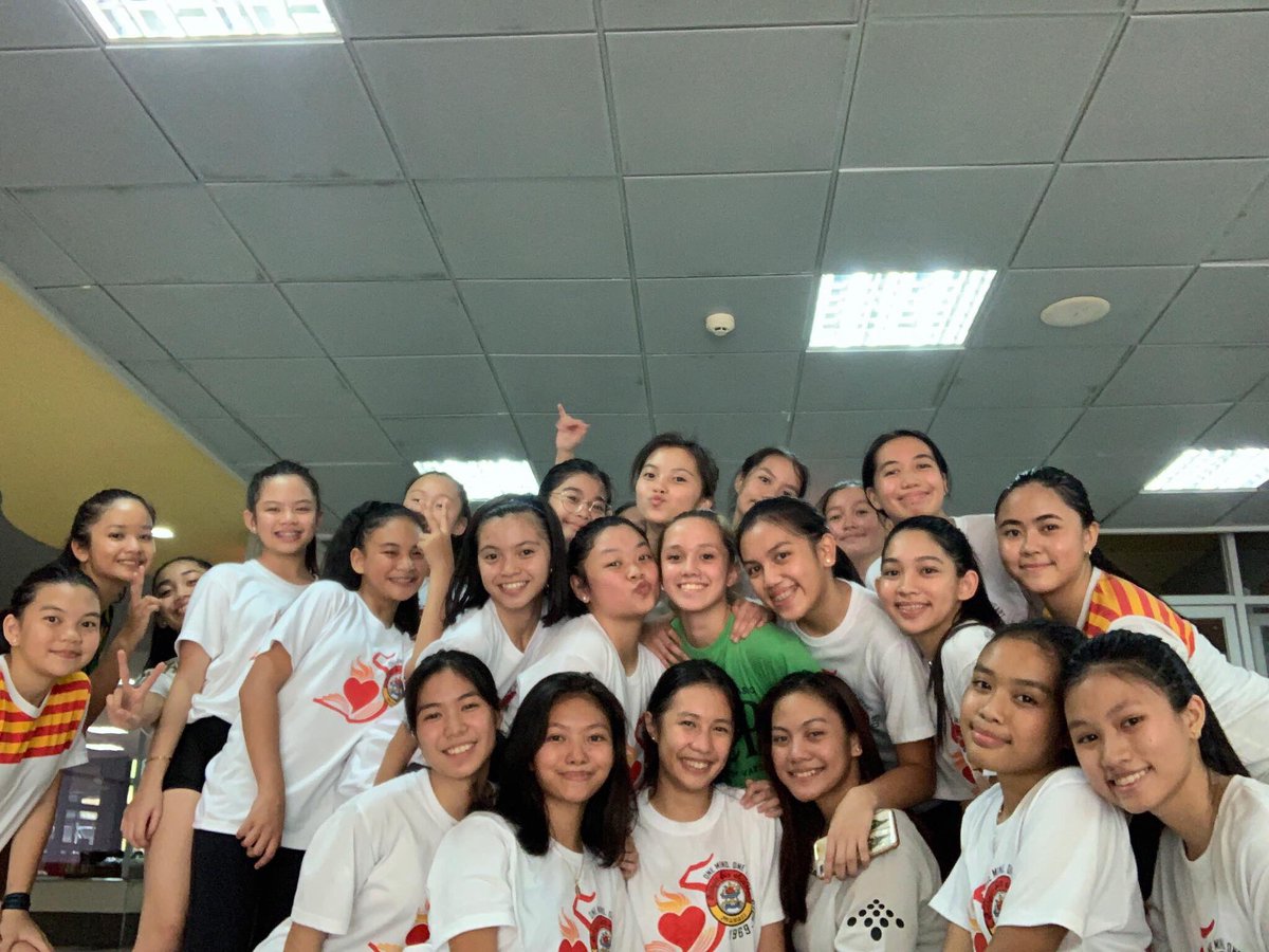 csaboosters's tweet photo. First team training and a surprise visit from a former member, Sabina Villalon 💛❤️ https://t.co/M8Y5p814s7