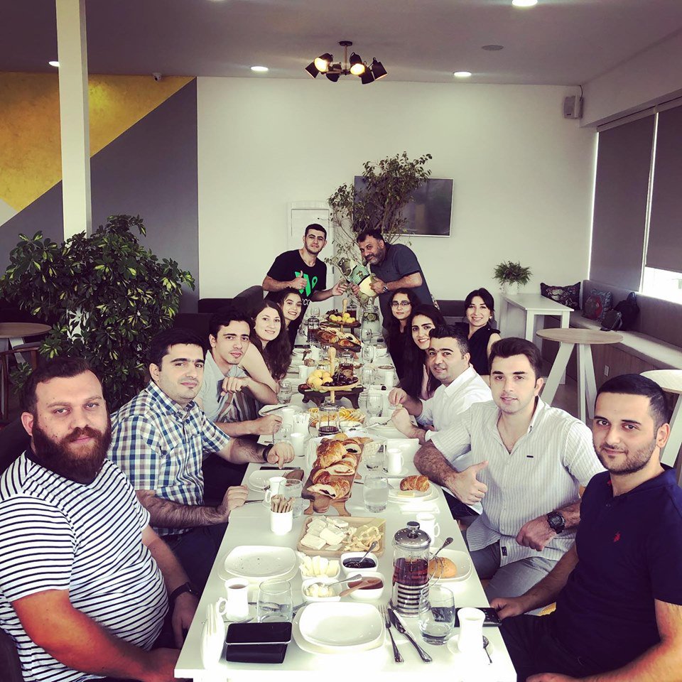 BaramaAzercell's tweet photo. Ənənəvi "Barama Breakfast with mentor " görüşlərimiz davam edir 🤩
Bu gün bizim gonağımız  6 ildən çox marketinq sahəsində fəaliyyət göstərən və hal-hazırda Brandup marketinq və dizayn agentliyinin direktoru vəzifəsində çalışan Aynur Khan oldu.
#Barama #Azercell #PASHABank https://t.co/JynRdvxJ1s