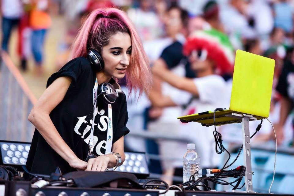 AshleighKno1's tweet photo. @lolasiren is going to smash it on the decks at my launch boat party on 26th for my new track #thinkingaboutu with #LUXVOX get your tickets now https://t.co/kx1o9OCNuM #boatparty #singlelaunch @amorboatparties #dj #liveperformance #london https://t.co/Bfo6RB35AL