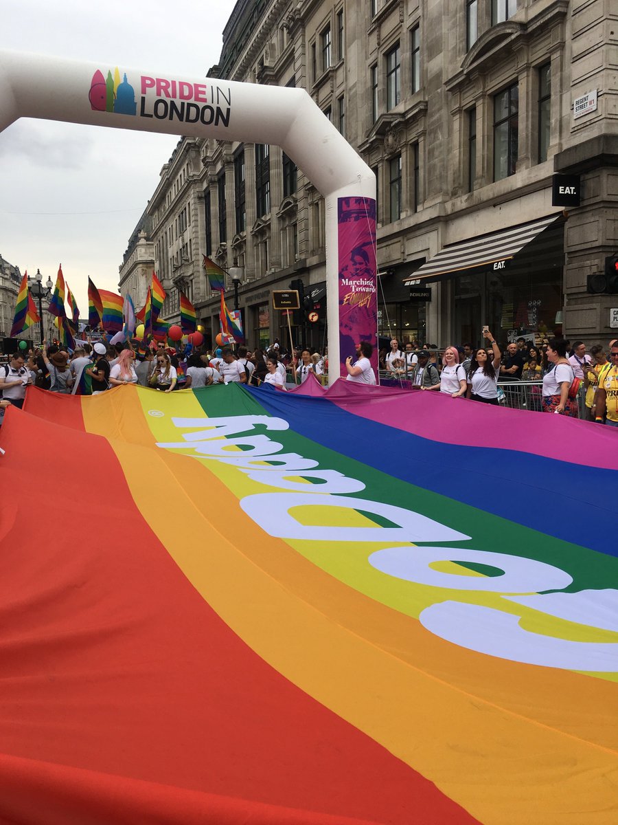 GoDaddyDE's tweet photo. Auch unser #TeamGoDaddy hat am Wochenende Flagge gezeigt! Mit 30 Mitarbeitern aus den verschiedenen Standorten waren wir auf dem #PrideInLondon vertreten! #Pride #LGBT #review ❤️🧡💛💚💙💜 https://t.co/FxI1gtZCW4