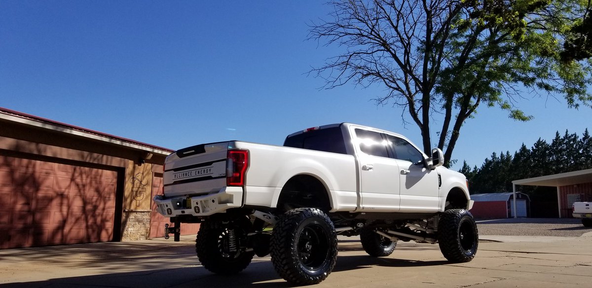 Believe it or not, that is the same truck. <a href="/anylevellift/">Any Level Lift</a> with color match Bodyguard bumpers chrome delete. 22" forces wrapped with 40" Toyo tires. #cteverywhere #customs #fordnation #liftit #slamit pic.x.com/C0btaJnIZ9