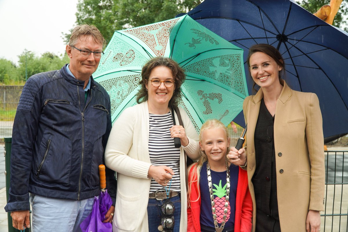 De nieuwe speelplek en de jeu de boulesbaan aan de Mijdrechtse Zuwe in Amstelhoek is officieel in gebruik genomen! Kinderburgemeester Dorinthe van de Kraats voerde de opening uit en wethouder @KiekieHagen overhandigde sets met jeu de boulesballen aan Wijkcomite Amstelhoek.  🤾‍♀️🤸‍♂️