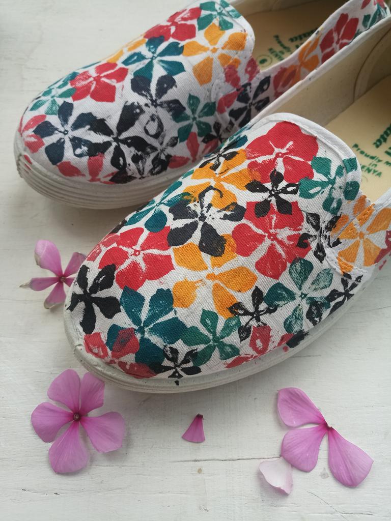 RozenIan's tweet photo. 🌸🌺 BLOOM 🌼🏵️

Life's flower fields are beautiful, stop and pick up the flowers - but leave some for the next wanderer.

Price - 800 Kshs.

#rosendraws #rosenBYOS #rosensgallery #rosenianco #art #painting #customkicks #shoeart #floral #flowers #flowerfield #flowerpower https://t.co/ahXpQeFZEK