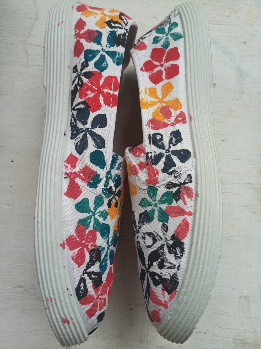 RozenIan's tweet photo. 🌸🌺 BLOOM 🌼🏵️

Life's flower fields are beautiful, stop and pick up the flowers - but leave some for the next wanderer.

Price - 800 Kshs.

#rosendraws #rosenBYOS #rosensgallery #rosenianco #art #painting #customkicks #shoeart #floral #flowers #flowerfield #flowerpower https://t.co/ahXpQeFZEK