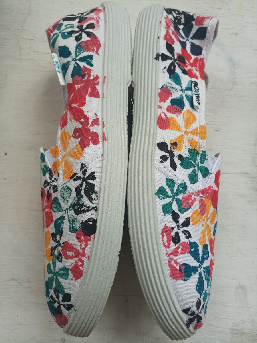 RozenIan's tweet photo. 🌸🌺 BLOOM 🌼🏵️

Life's flower fields are beautiful, stop and pick up the flowers - but leave some for the next wanderer.

Price - 800 Kshs.

#rosendraws #rosenBYOS #rosensgallery #rosenianco #art #painting #customkicks #shoeart #floral #flowers #flowerfield #flowerpower https://t.co/ahXpQeFZEK