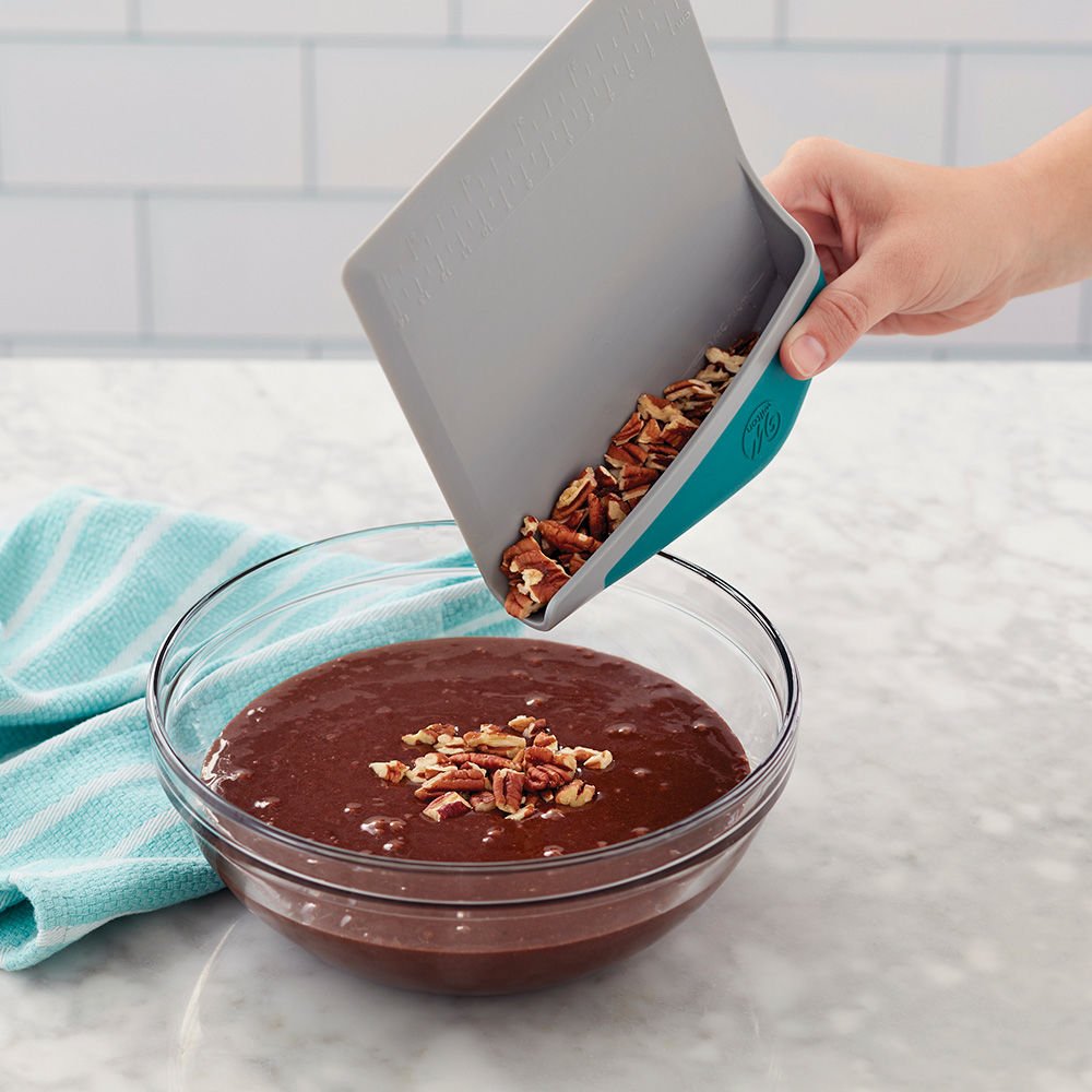 WiltonCakes's tweet photo. Measure, pour, scoop and life with the new Versa-Tools Scoop and Chop Baker's Blade! Shop here: https://t.co/LunIHyK1mE #versatools #wiltoncakes https://t.co/226N7hDlfk