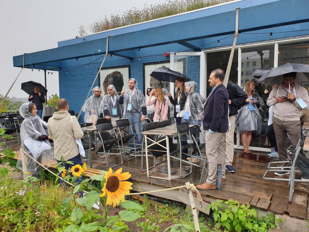 EmilevanRinsum's tweet photo. 3 x #livinglabs gedaan op de @d_akkers en 't @Slimdak010 3 x enthousiaste #resilientcityworkers uit alle delen van de wereld ... voor de #100RCsummit #urbanresiliencesummit van @100ResCities @ResilientRdam over #rooftopfarming #waterretention #smartroofs https://t.co/FbifZ2tkMF