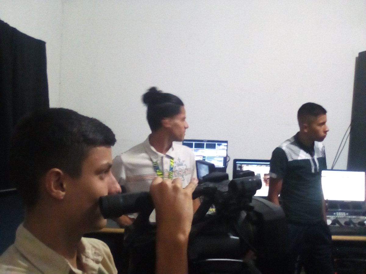 abmafer1's tweet photo. #ZET #McpioAndresBello #MAFER #Tachira #10JUL Taller de Comunicación en Montaña TV para nuestros Estudiantes de Grupo de Interés (COMUNICACIÓN SOCIAL) Prof. Mariana Chacón 👍👏👏🎬🎤 

.@Crazet2011 .@ZonaEducTachira .@divceup .@charlychaves @montanatvc @montanatvc_69 (1/4) https://t.co/rlXQZUokl2