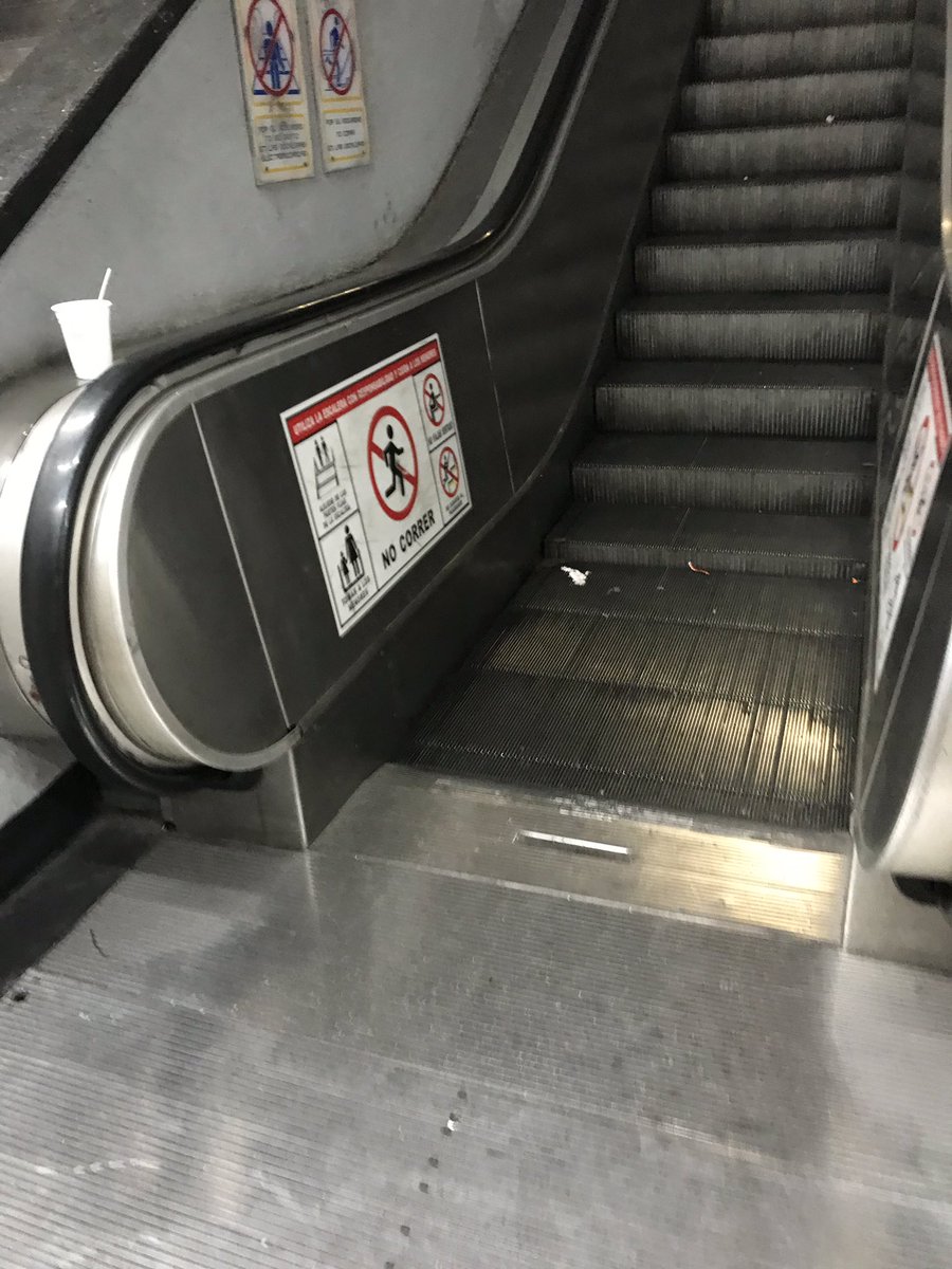 itorrejon_3's tweet photo. Otro día sin escaleras en @MetroCDMX  Constituyentes, y más basura de paso. https://t.co/BNDJseVLNN