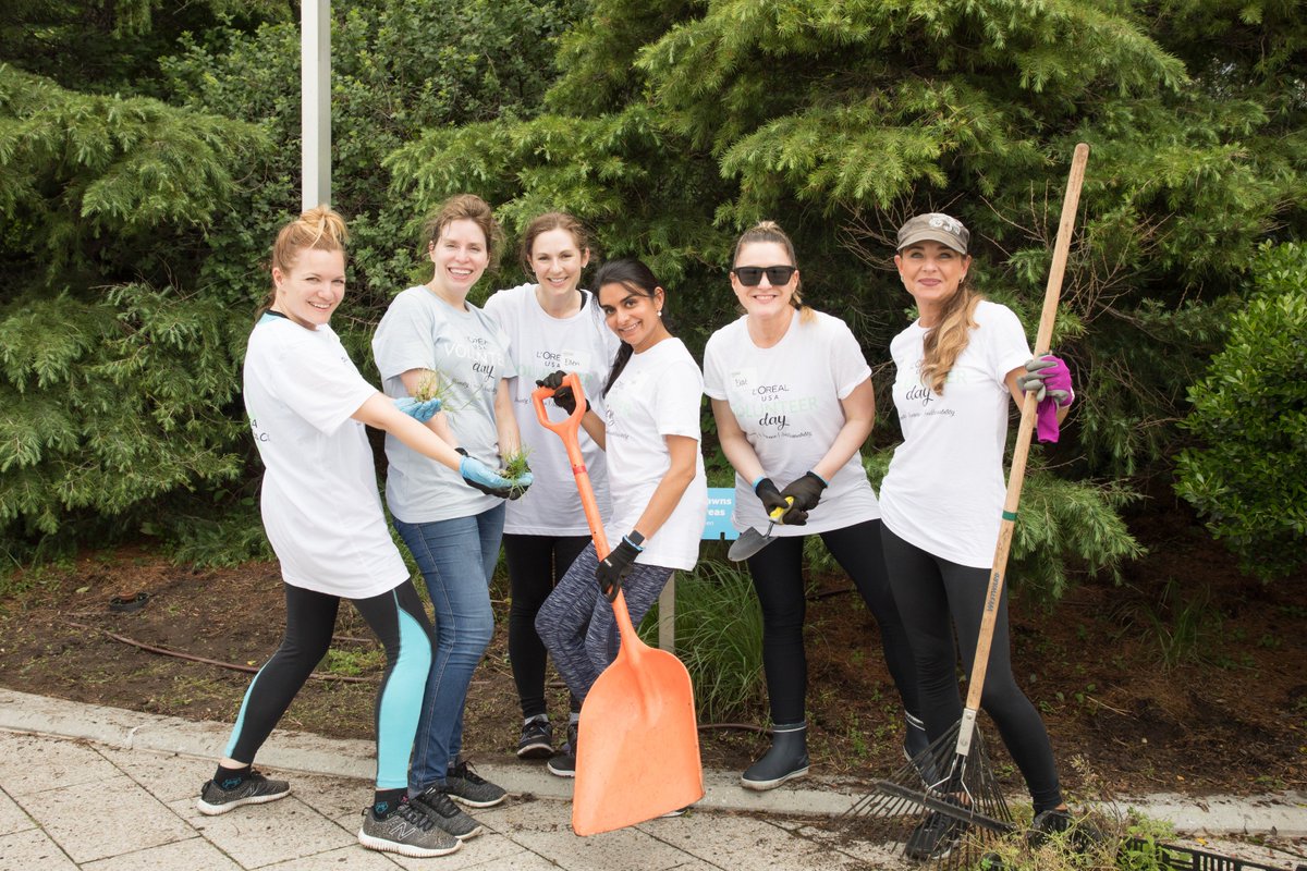 LOrealUSA's tweet photo. What could be better than giving back? 🙌 Last month, our employees volunteered 17,000+ service hours to nonprofit organizations — from community gardens to senior centers — across the country. 🎨🌱 #VolunteerDay #LOrealGivesBack https://t.co/xwA4xA5G1q