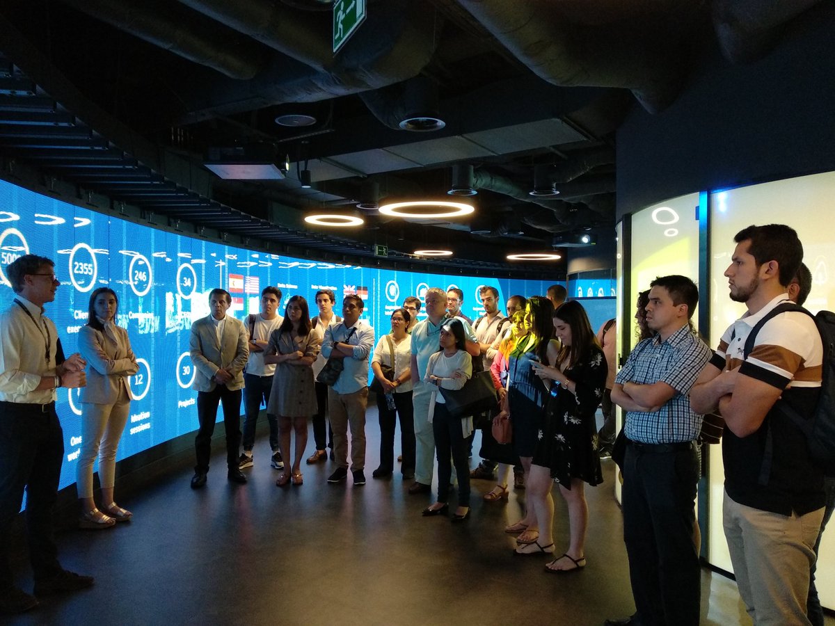 elenaclaros's tweet image. Visitando EY Wavespace con los alumnos del #mbigdata y UPC Business Intelligence y Big Data @eoi