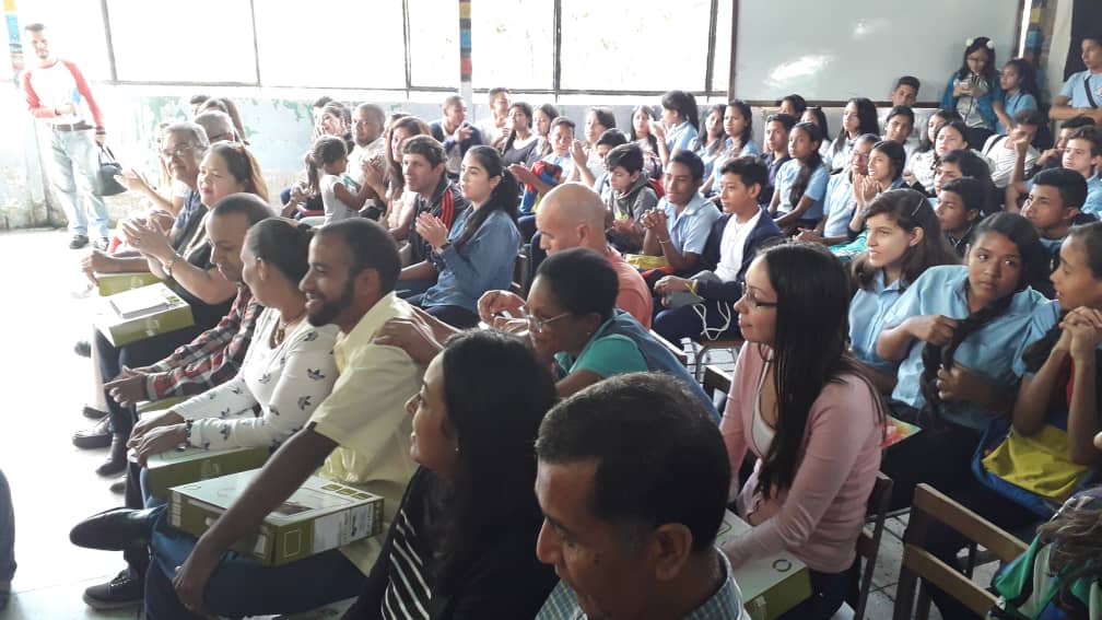 RosangelaOrozco's tweet photo. #Hoy Acompañamos la entrega de Canaimas a Docentes de la UEN José Palacios de Antímano @psuvaristobulo @MPPEDUCACION @Nancyor7 https://t.co/7pwRzcahxX