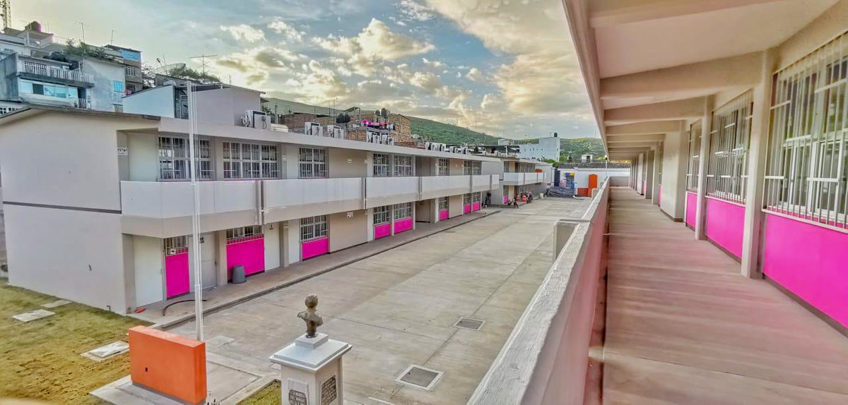 HectorAstudillo's tweet photo. Cumplimos un compromiso más con la educación, con alumnos, maestros y padres de familia, hoy inauguramos la escuela “Ignacio Manuel Altamirano” en Tixtla, beneficiando a cerca de 600 niñas y niños. #MásEscuelas #MásEducación https://t.co/jf0THgnMBt