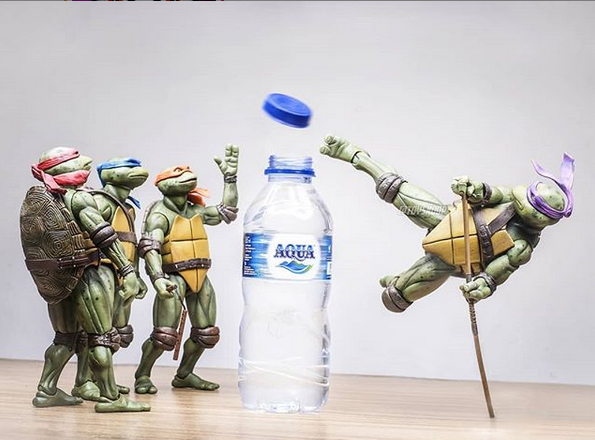 TripleAToys's tweet photo. Go ninja, Go ninja, GO!!! Estos han aceptado el reto del #BottleCapChallenge. Las increíbles figuras de 
@NECA_TOYS y el fotón de @ToySnoop https://t.co/Pqbz33BLhV