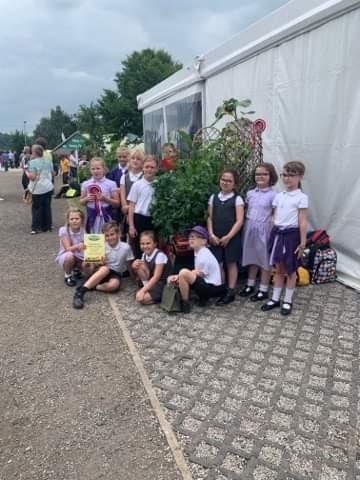 A huge well done to our wonderful gardening club who have won 1st place at the #greatyorkshireshow. Their planter was in full bloom for the day. Well done, super stars 🌟 🥕 🌱 🌹 🌟