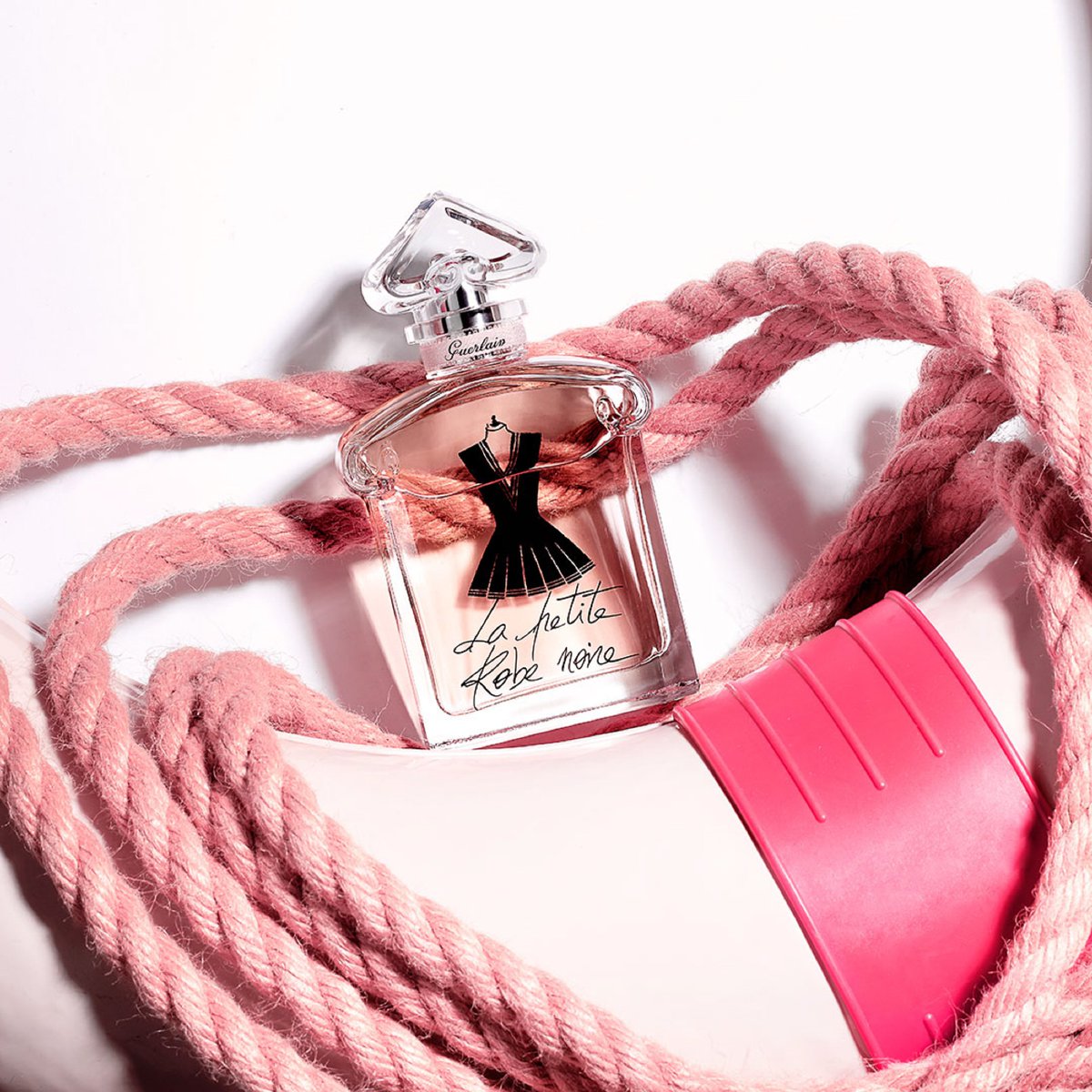 On l'adore, on ne le quitte plus... Ouiiii, on a adopté le nouveau #parfum La Petite Robe Noire Plissée de #Guerlain 🌹 bit.ly/2IUPOGQ