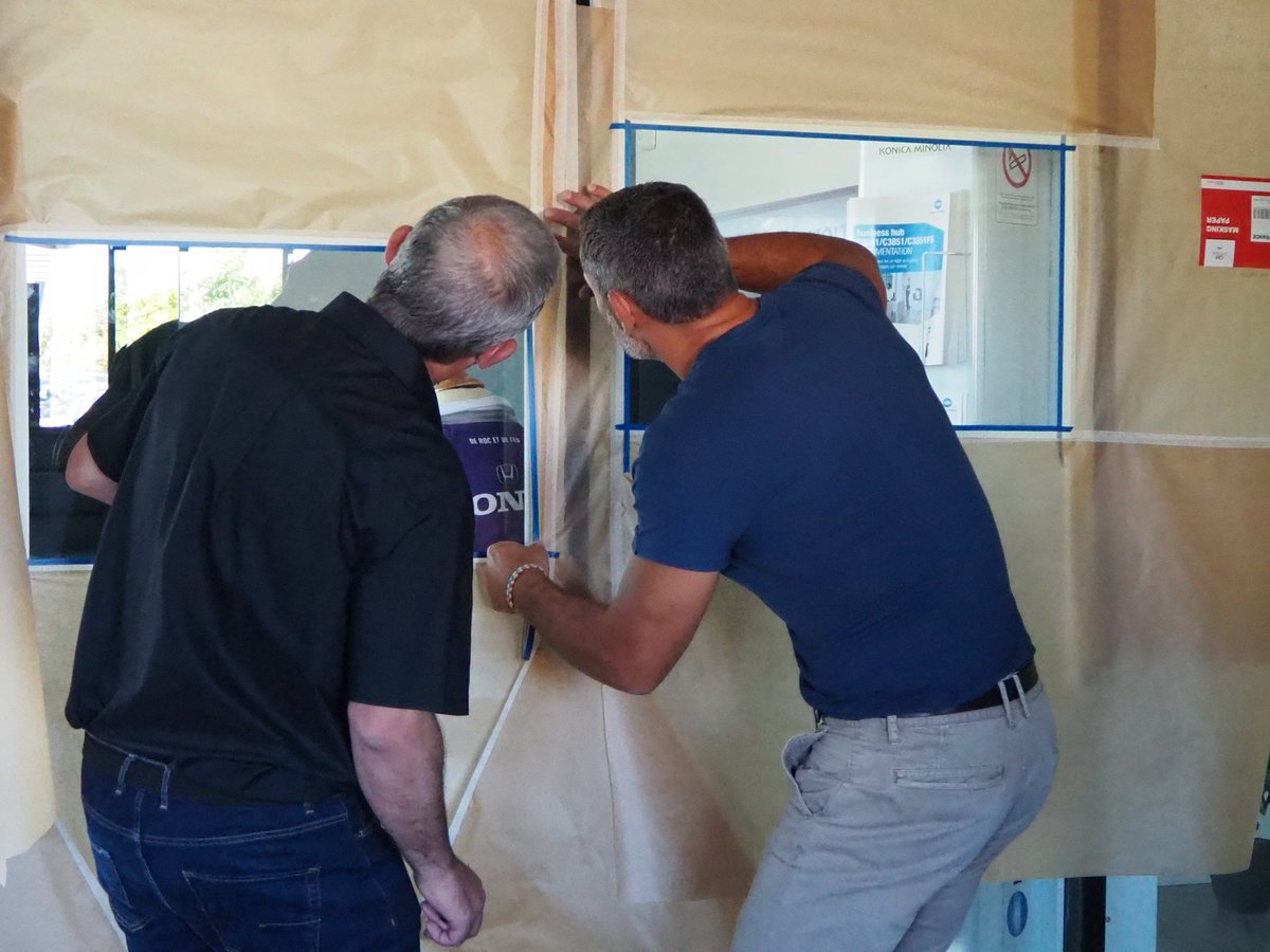 GroupeSequences's tweet photo. Nos techniciens sont en formation @Ariustouch, un revêtement qui métamorphose une surface vitrée en un écran haute résolution !

#arius #vitrine #écran #haute #résolution https://t.co/8mz6zs3EUt