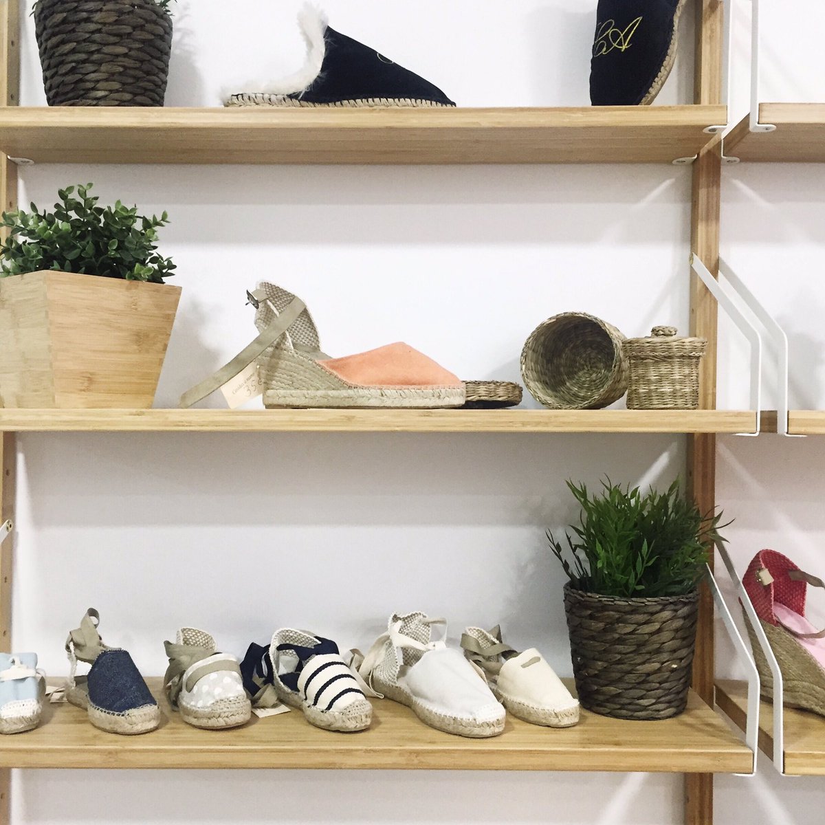 ¿Habéis estado en la nueva tienda de Casa Alfaro? Tenéis que #irdepropio a por una de sus alpargatas fabricadas artesanalmente, sus nuevos modelos son... 😍😍😍
• C/ San Lorenzo, 22 •
#irdepropioalfaro #zaragoza