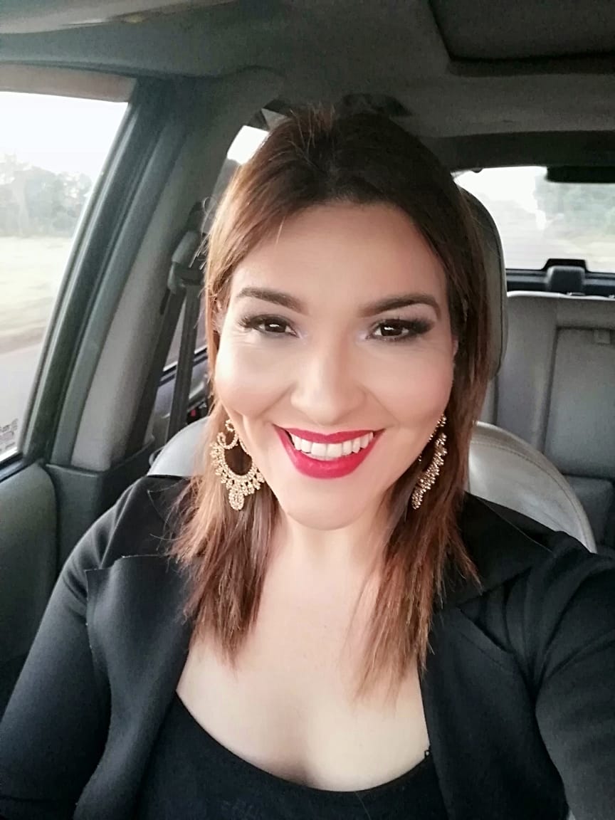 YouAreWhatiNeed's tweet photo. Mi mamá con 42 años // mi mamá hoy día, con 48 años.
Rejuveneció 10 años!
Qué hizo? Se separó de la pareja tóxica que tenía por más de 20 años. Ella ahora trabaja en lo que le gusta, viaja, se ríe y es feliz!
Es mi inspiración y ejemplo de que el amor propio TRANSFORMA. https://t.co/PxPuLqCipW