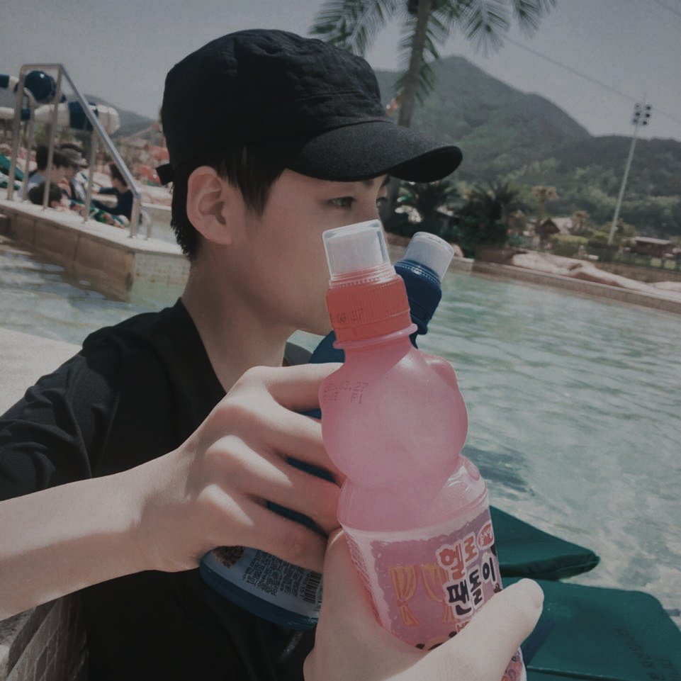 Purplexb_shop's tweet photo. *Di Perahu
👦"Dek fotoin dong."
👧"Ih narsis."
👦"Narsisnya sama kamu doang kok dek."
👧"Alah, Yaudah sini."
*Di Cafe
👧"Kak, gantian dong. Fotoin aku kayak kakak."
👦"Biar samaan kayak aku yaaa?"
👧"Hehehe"
👦"Yaudah sini."
#PDXSelcaDay #PDXSD #ProduceX101SelcaDay #Eunsang https://t.co/pC65g3b4Np