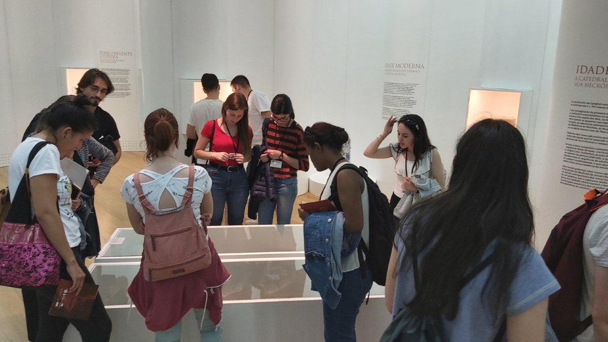 BioReDesUSC's tweet photo. 🔬Terceiro día! Os e as participantes en BioReSuS continúan traballando nos seus proxectos de investigación 🤓 O martes tiveron a oportunidade de escoitar na Casa do Saber á profesora Mª Paz Ondina, quen lles falou do estraño caso do mexillón autostopista. #BioReSuS19 https://t.co/pOZU8cbA8U