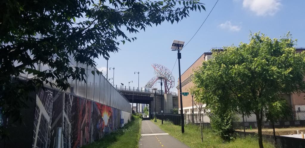 UrbanAdvSquad's tweet photo. We learned SO MUCH from @NoMaParksDC's Stacie West while at the future site of Tanner Park on the #MetBranchTrail. She touched on electrical waves, train history, urban planning and design, public space use, public art, &amp; honoring unsung heroes. @NoMaBID #GuestEducatorsRock https://t.co/Jxtbtxv770