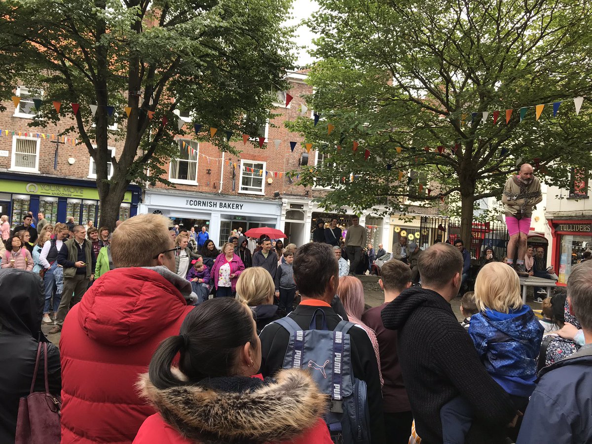 kingssquareyork's tweet photo. Street shows today 12:15-4 #chainescape #performance #juggler #crowds #squaresnotfairs #york #yorkshire https://t.co/YSYOEouvJr