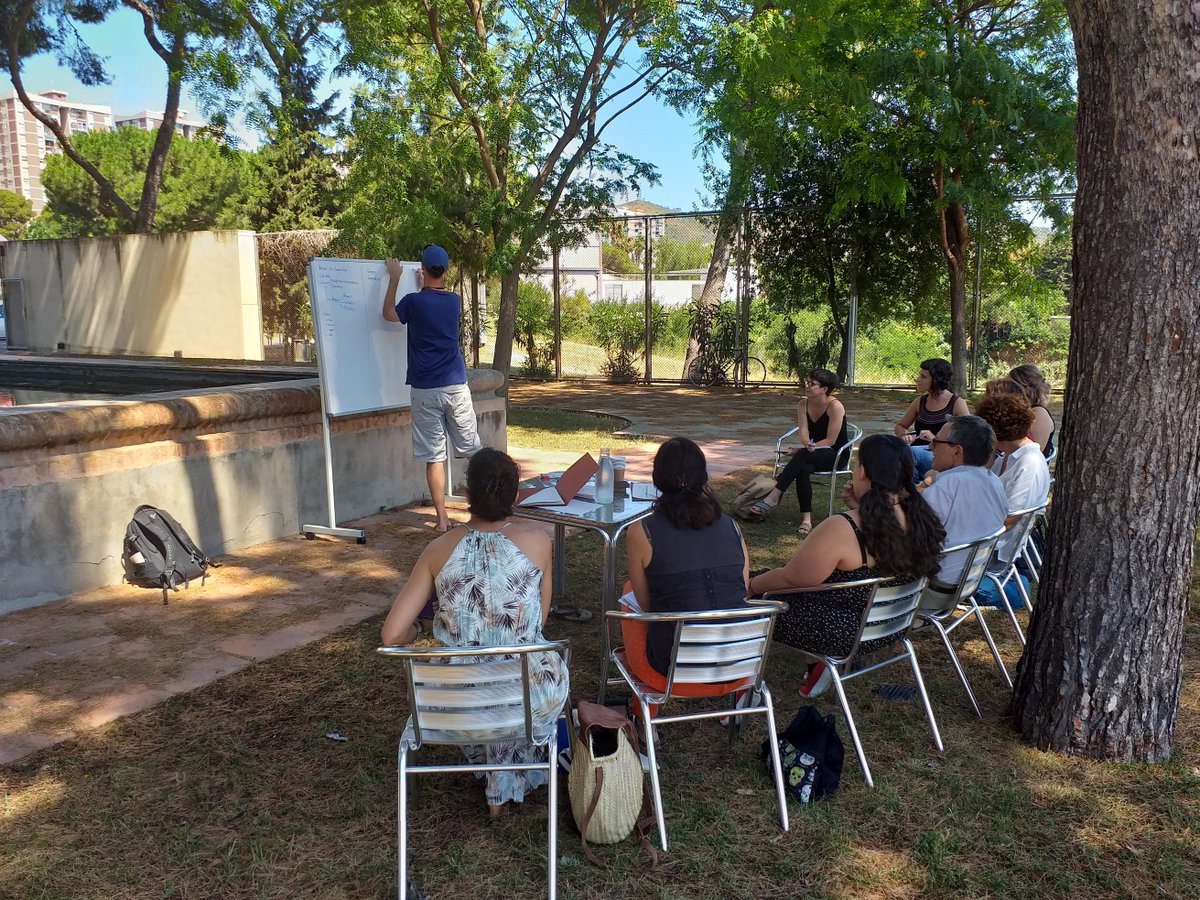 tjussana's tweet photo. I a l'altra banda de la bassa fent un taller sobre consum responsable per part de les entitats amb @coopolis_bcn. Oferint a les associacions opcions reals per fer un consum crític i conscient! #TJEnxancletes https://t.co/yhyyK392mV