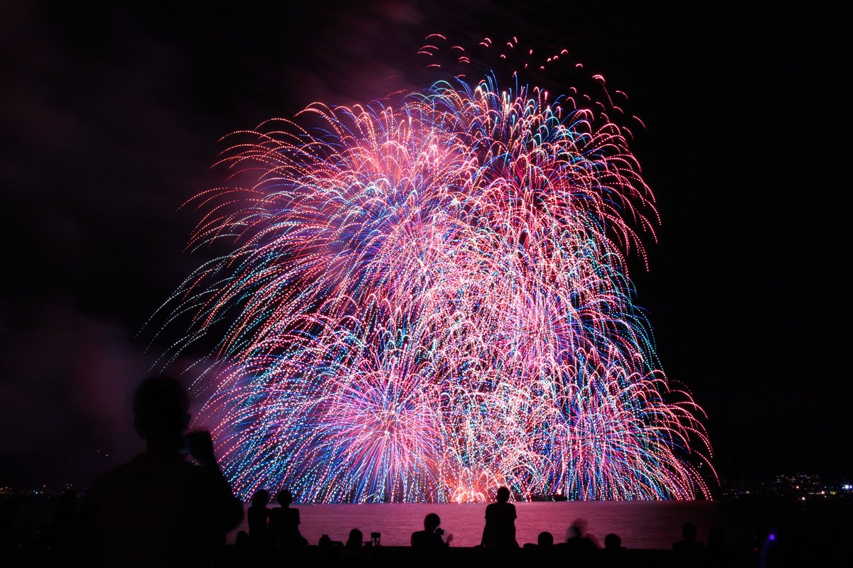 Ema 江の島マジ愛してる 本日は鎌倉花火大会ですね 花火 を写そうにも前の観客が映ってしまう なときは観客も写真に入れてみてはいかがでしょうか 写真は16年の鎌倉花火大会